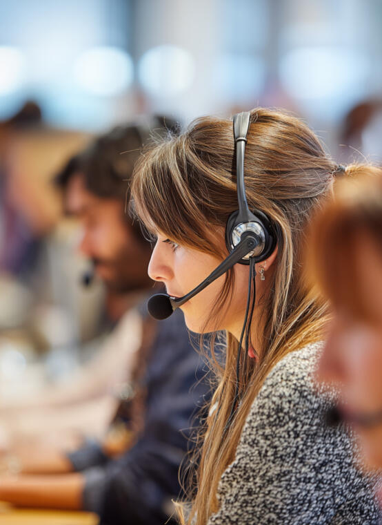 Contact centre agents providing live call answering support